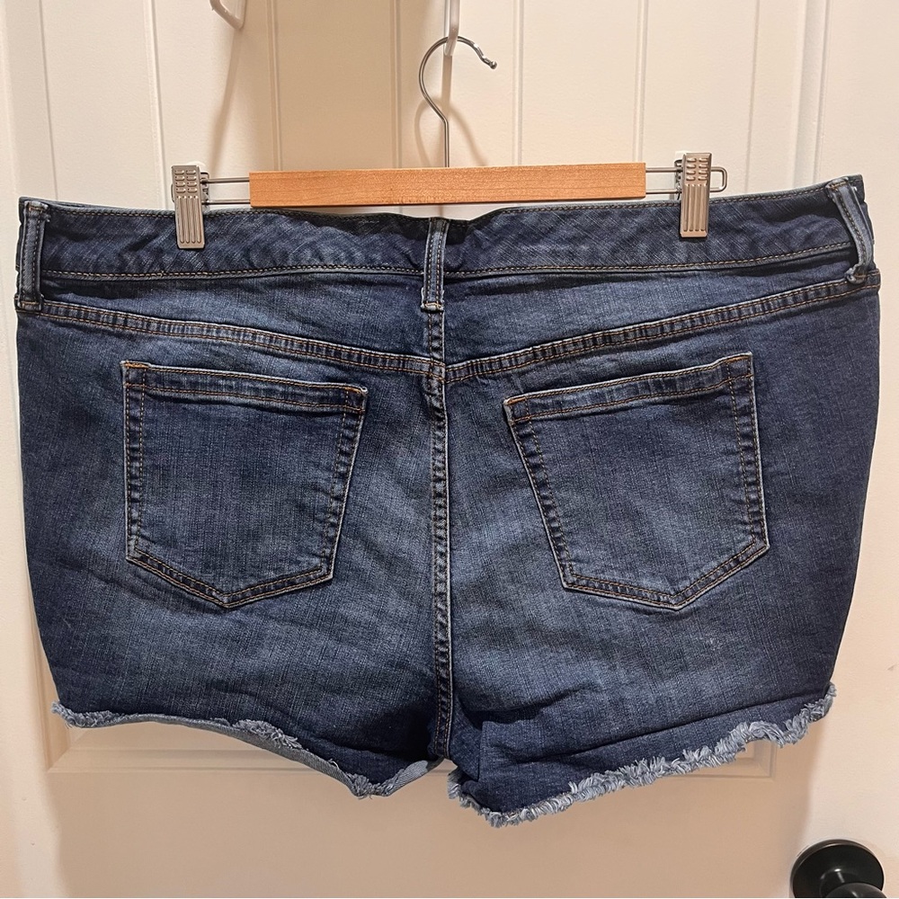 Torrid Medium Wash Distressed Blue Denim Shorts - 18 - Picture 2 of 12
